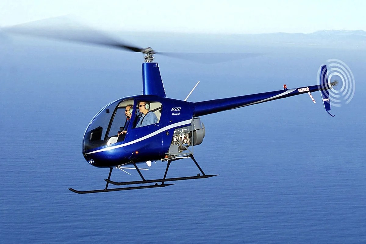 Helicóptero Robinson R22 Beta II em voo (imagem ilustrativa)